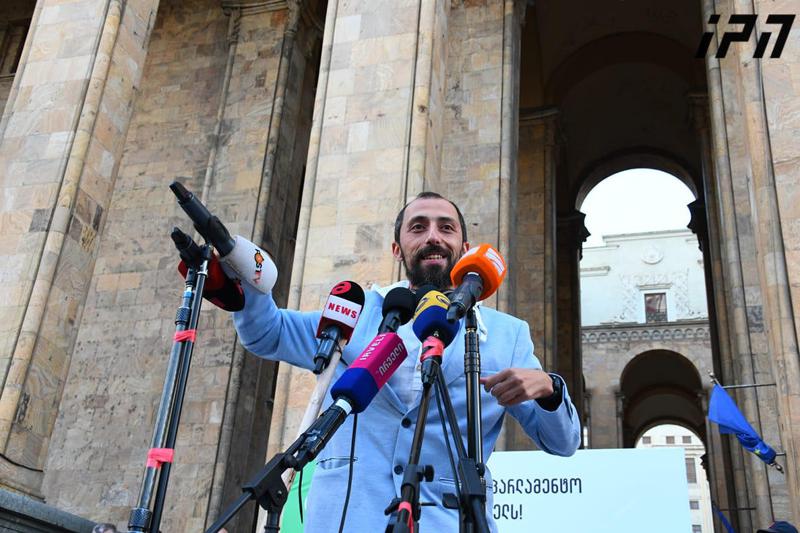 აქციის ერთ-ერთი ორგანიზატორის ინიციატივა - გიორგი გახარიას გადადგომის შემდეგ მისი სკამი ოკუპაციის მუზეუმს გადაეცეს